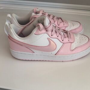 Nike Kids Low-Top Sneakers in Pink and White
